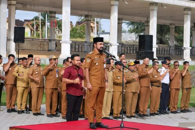 Bupati Al-Farlaky Serahkan SLKS ke 12 ASN, Apresiasi Loyalitas dan Pengabdian.