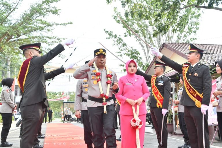 AKBP Aris Cai Dwi Susanto Disambut Tradisi Pedang Pora, Resmi Pimpin Polres Aceh Timur