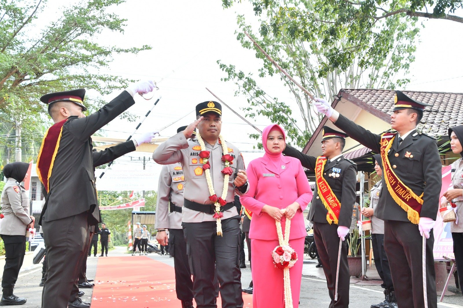 AKBP Aris Cai Dwi Susanto Disambut Tradisi Pedang Pora, Resmi Pimpin Polres Aceh Timur