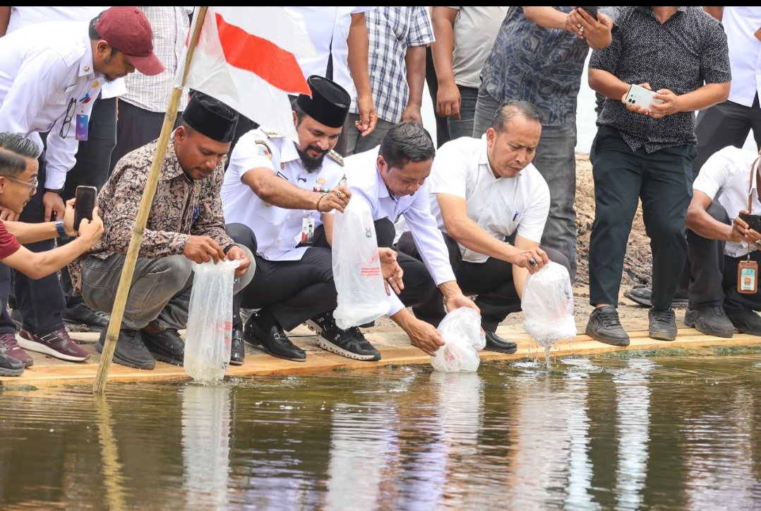 Peduli Petambak, Bupati Iskandar Al-Farlaky Serahkan Bantuan Benur Bagi Korban Hidrometeorologi