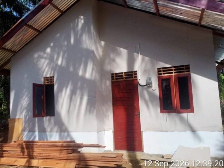 Rumah Ibu Zubaidah Kini Terang, Camat Simpang Ulim Rogoh Kocek Pribadi Pasang Listrik