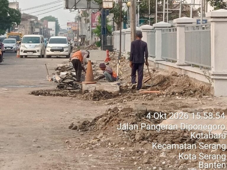 Proyek U-Ditch Jalan Diponegoro Serang Disorot, Genangan, Minim Rambu hingga Papan Informasi Dipertanyakan