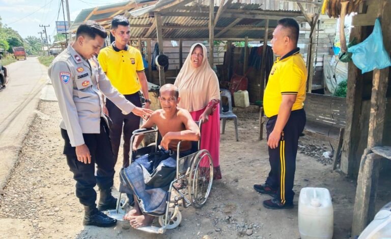 Ketika Polisi Hadir Membawa Kepedulian, Kapolsek Banda Alam Antar Kursi Roda Buat Penderita Stroke