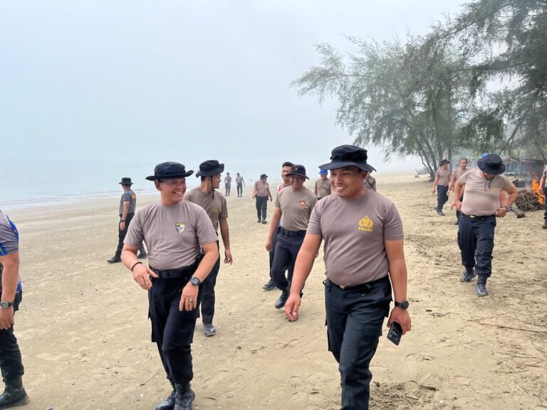 Green Policing Polres Aceh Timur, Kapolres Pimpin Aksi Bersih Bersih Pantai Pelangi