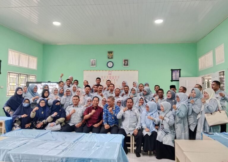 PLT Kadis Dikbud Aceh Timur Bustami Lantik Pengurus MKKS SMP di SMPN 2 Idi Tunoeng.