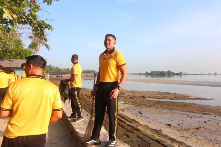 ‎Green Policing Di Pantai Tok Anjang, Kapolda Kepri Ajak Warga Jaga Kebersihan Pesisir