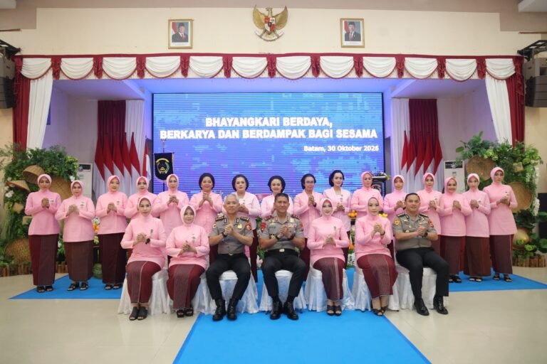 Kapolda Kepri Hadiri Syukuran HKGB Ke-74, Tekankan Peran Bhayangkari Bagi Keluarga Dan  Masyarakat